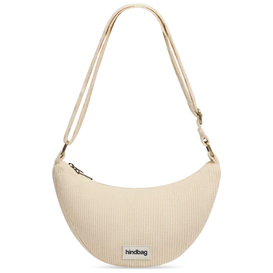 Riñonera Andrea de Hindbag en pana orgánica color crema con diseño de media luna y correa ajustable