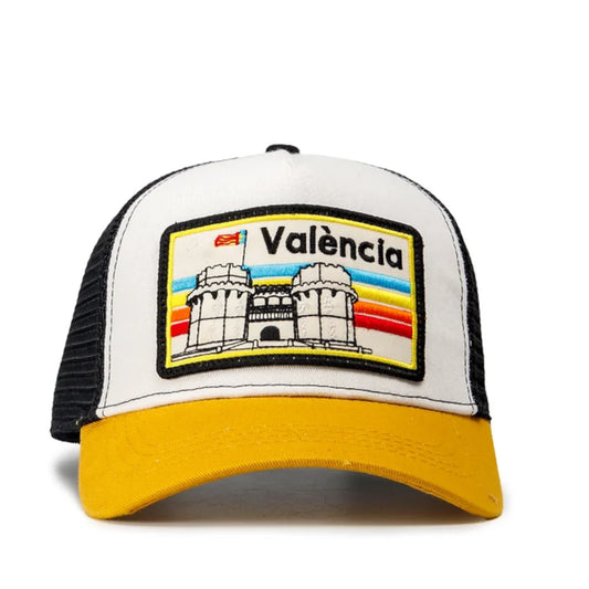 Gorra Blanca con visera amarilla y parche con el texto València y las torres de serrano bordadas