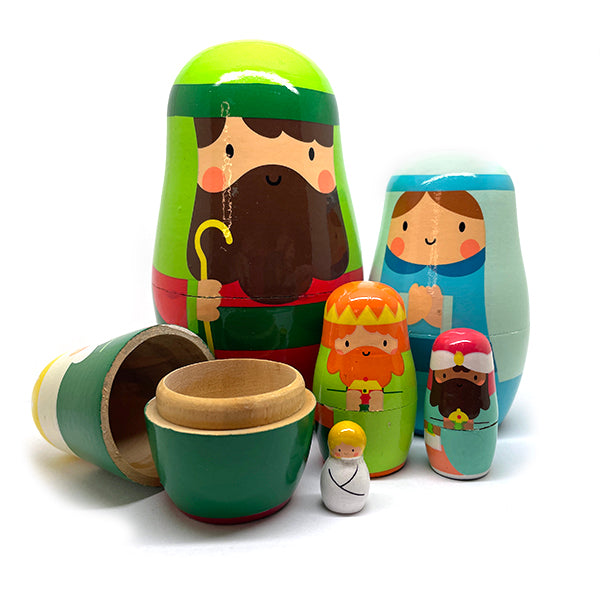 Belén Matrioska de madera con figuras pintadas que encajan unas dentro de otras como las muñecas rusas. Incluye el Nacimiento tradicional de Navidad con María, José, los tres Reyes Magos y el Niño Jesús.