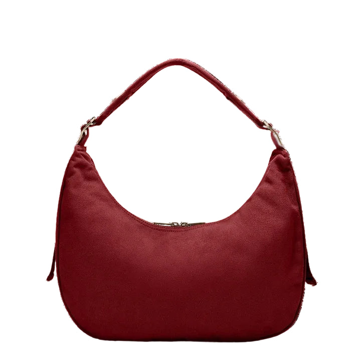 Bolso burdeos Bianca de Hindbag visto desde atrás sobre fondo blanco, con su silueta curva de hobo y el cierre metálico superior.