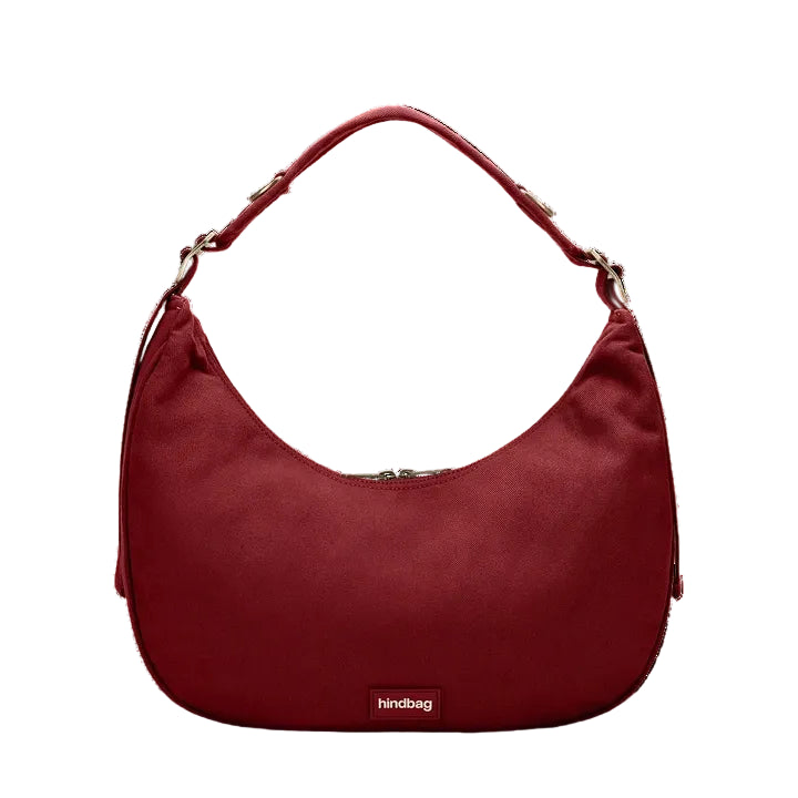 Bolso burdeos Bianca de Hindbag visto de frente sobre fondo blanco, con asa acolchada, herrajes metálicos y etiqueta hindbag en el frontal.