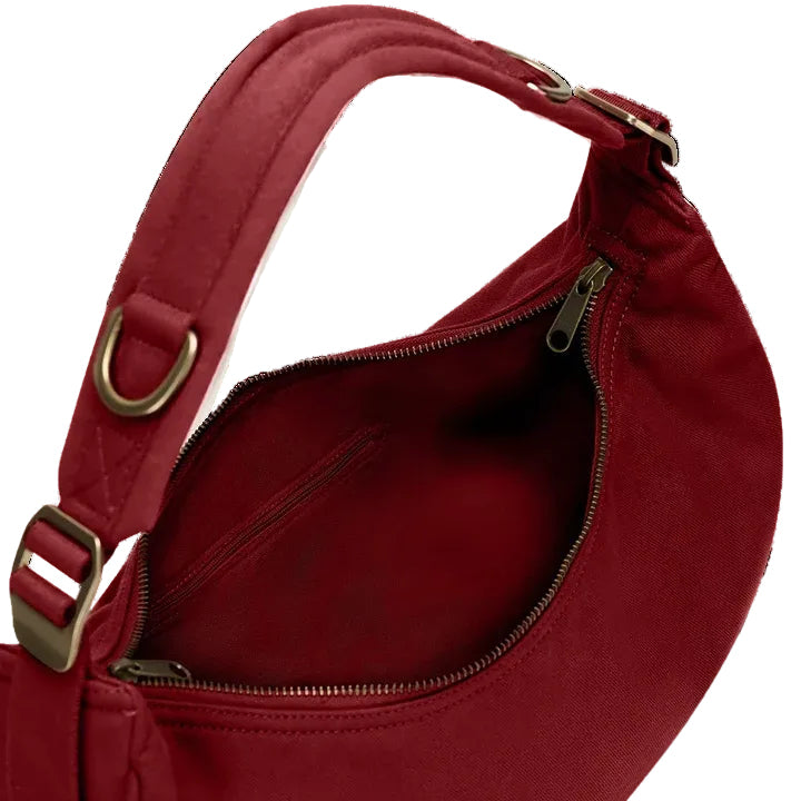 Detalle del interior del bolso burdeos Bianca de Hindbag con el cierre abierto, que muestra el forro interior y los bolsillos internos del bolso.