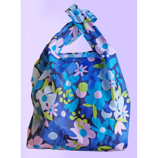 bolsa reutilizable de compra de la artista Laura Ortiz en colores azul, verde y blanco