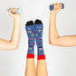 Calcetines azules con goma roja, estampado con escenas de fitness con dos manos sujetando pesas
