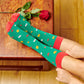 pies con calcetines de si puedes leer esto dame un beso en color verde con las puntas en color rojo y emojis de caritas, corazones y cartas de correos