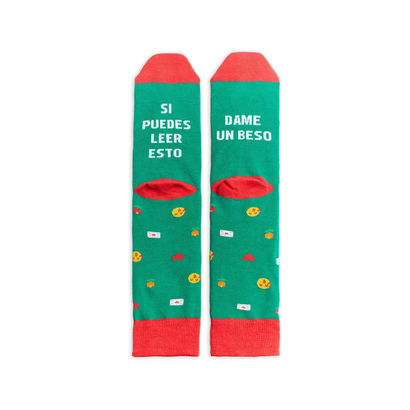 calcetines en color verde con punteras y taloneras en rojo, con el texto "si puedes leer esto dame un beso" en color blanco y un emoji de carita amarilla lanzando un beso, un corazón, una flor y una carta