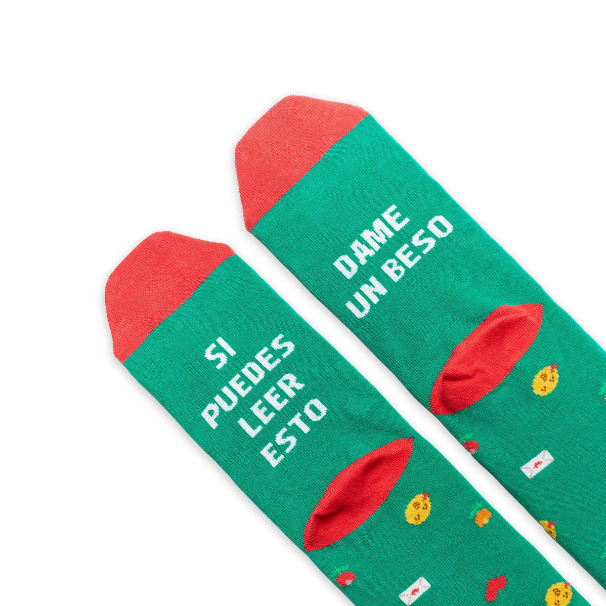 detalle de los calcetines de color verde con el texto "si puedes leer esto dame un beso"
