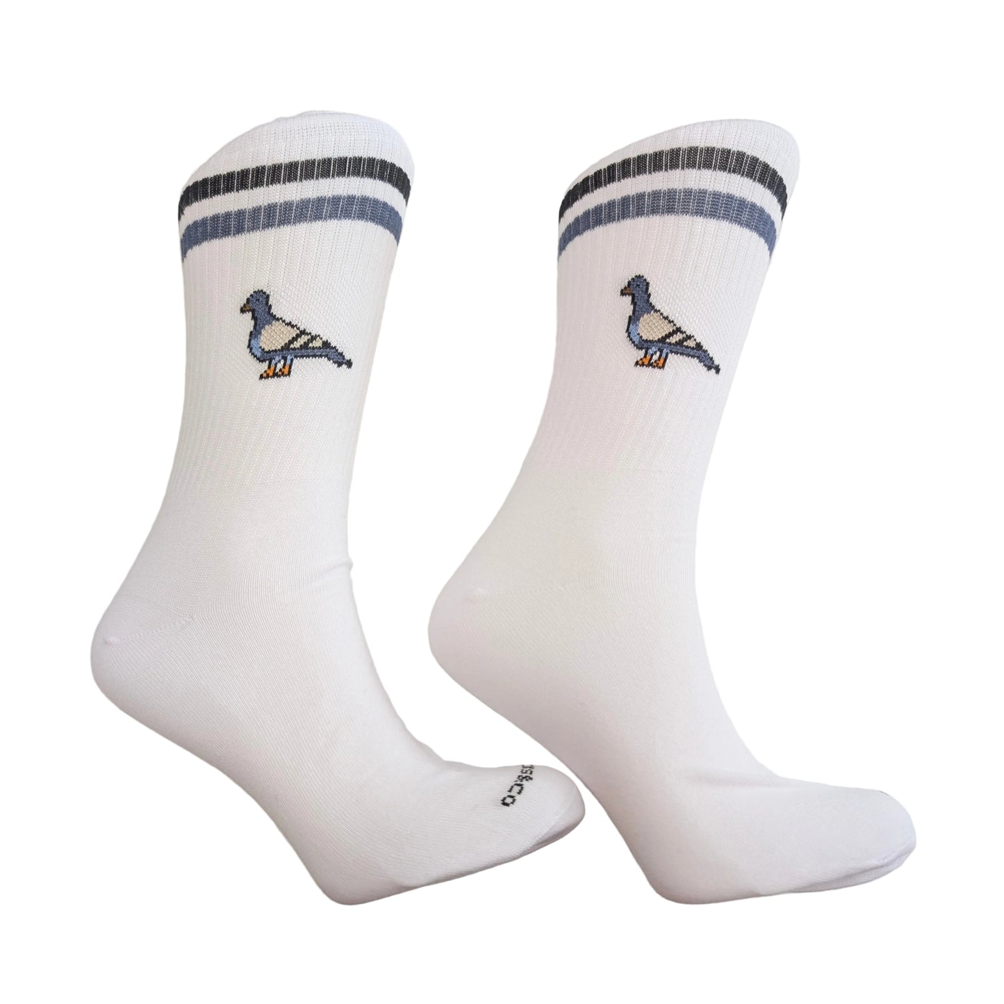 calcetines de la marca socks and co de color blanco con unas palomas en los laterales y dos bandas de color gris y negro en la parte superior
