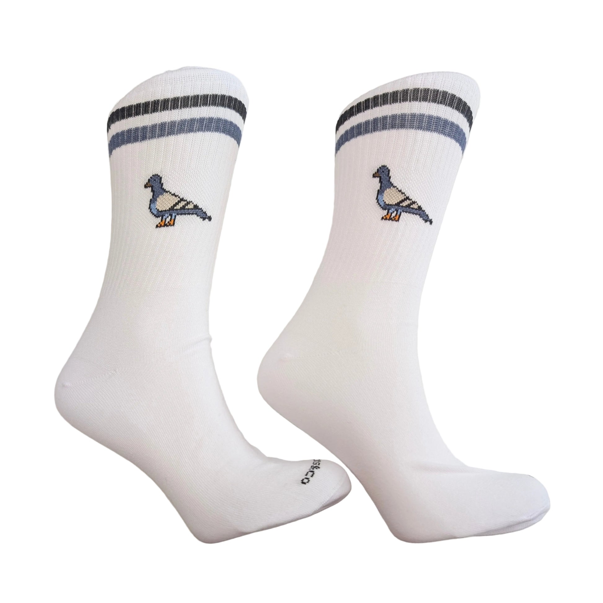 calcetines de la marca socks and co de color blanco con unas palomas en los laterales y dos bandas de color gris y negro en la parte superior