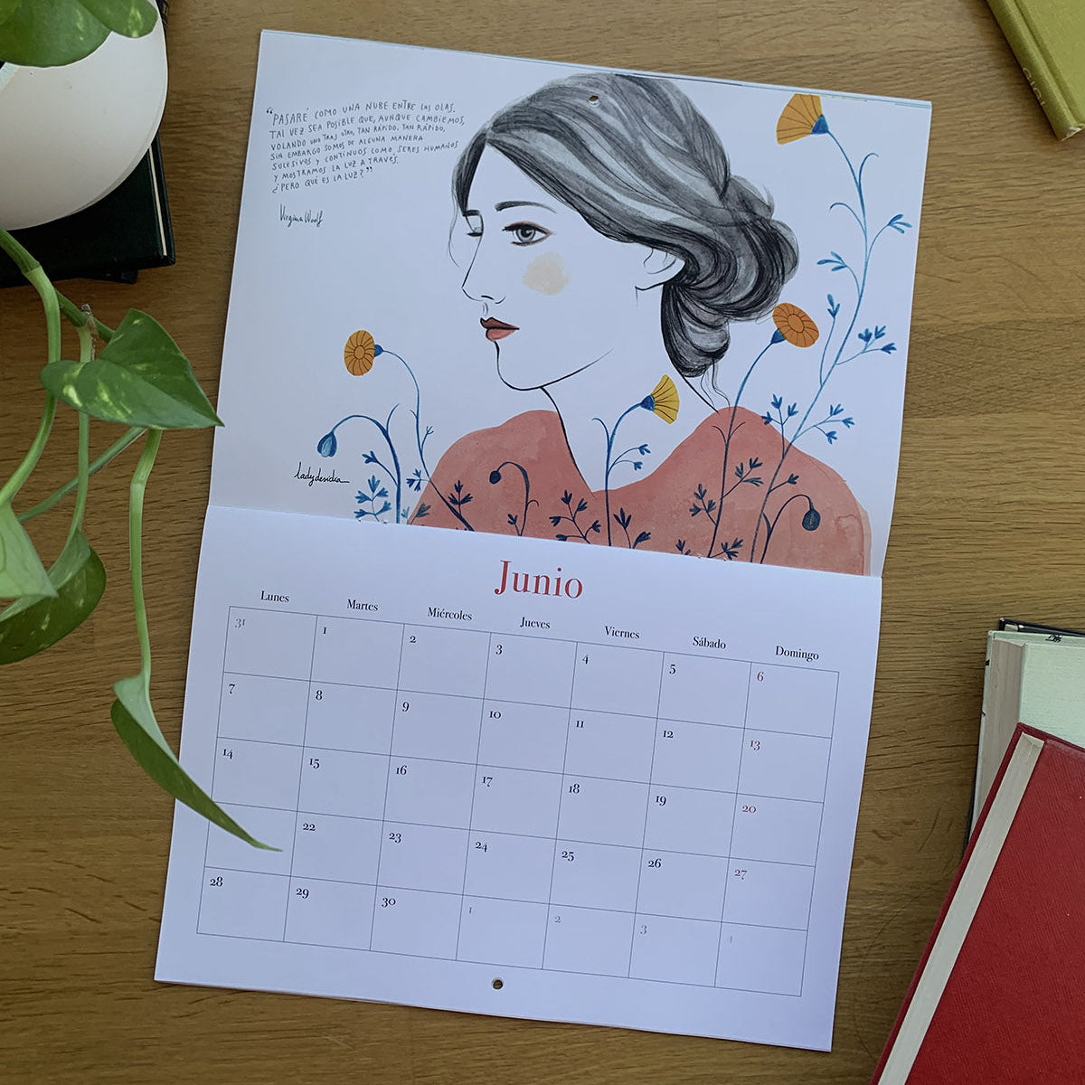 Junio del calendario 2027 Leyendo, con un retrato ilustrado de Virginia Woolf rodeado de flores.
