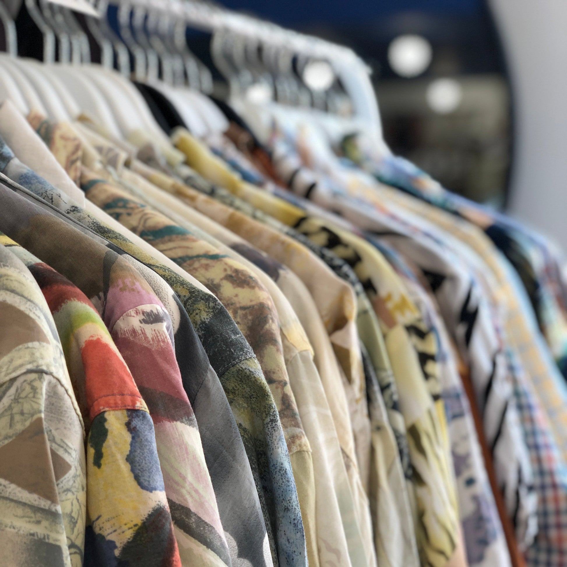 Camisas vintage estampadas puestas en perchas 