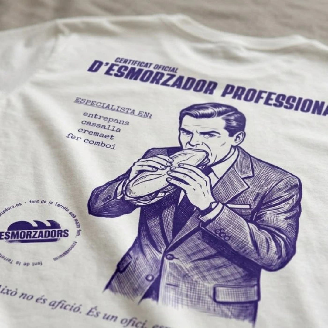 señor con traje mordiendo un bocadillo