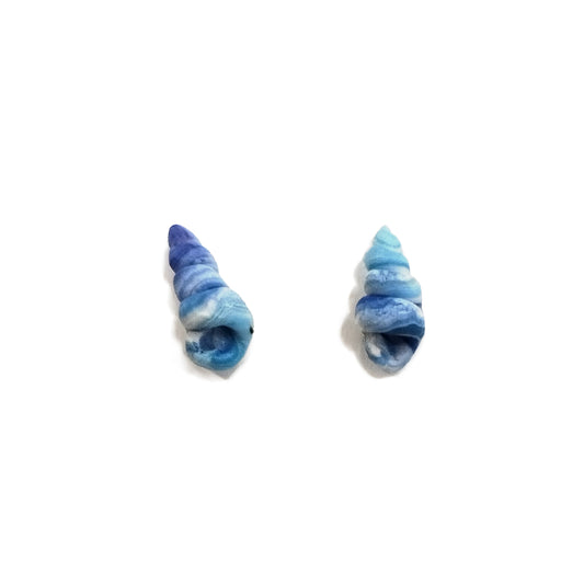 pendientes de arcilla con forma de caracolas azules imitando las olas del mar de la artista Natsuokamu