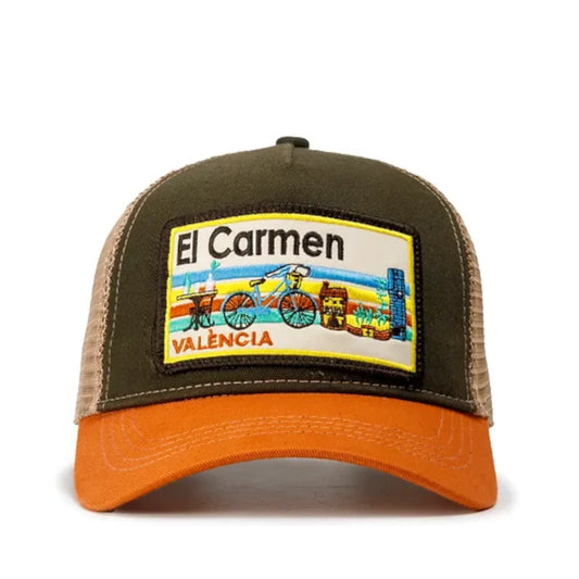 Vista frontal de gorra de Blocals con letras El Carmen València. Parte delantera color caqui, visera naranja y red marrón claro. Contiene también imágenes de objetos como bicicleta o mesa.