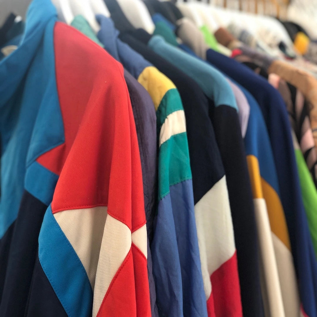 plano lateral de chaquetas coloridas