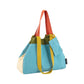 bolsa triangular luca de la marca Remember en color azul, con colores amarillo, verde, naranja y beige. con una bolsa externa anclada a una de las asas