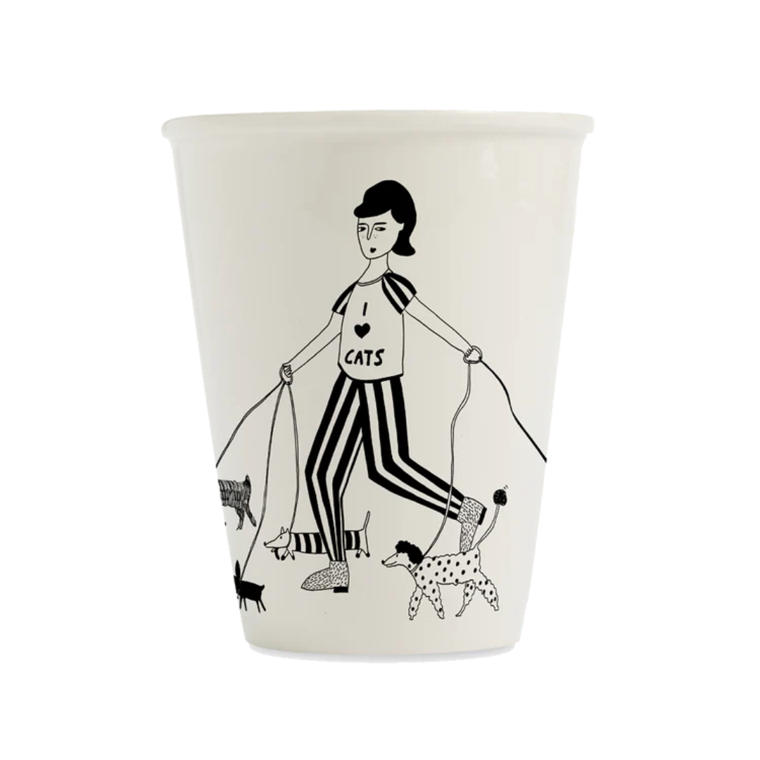 Vaso con ilustración de una chica paseando muchos perros con una camiseta en la que pone "I love cats"