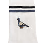 detalle de la paloma de los calcetines de la marca socks and co de color blanco con unas palomas en los laterales y dos bandas de color gris y negro en la parte superior