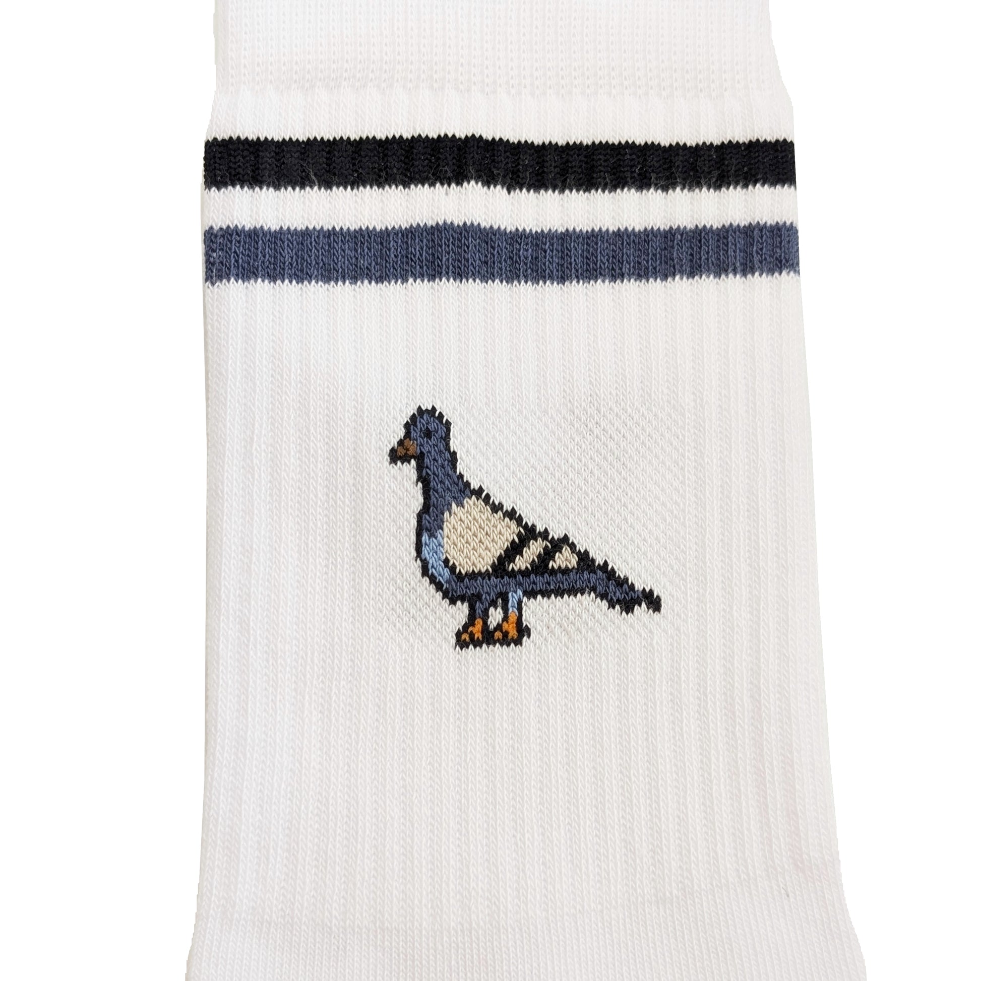 detalle de la paloma de los calcetines de la marca socks and co de color blanco con unas palomas en los laterales y dos bandas de color gris y negro en la parte superior