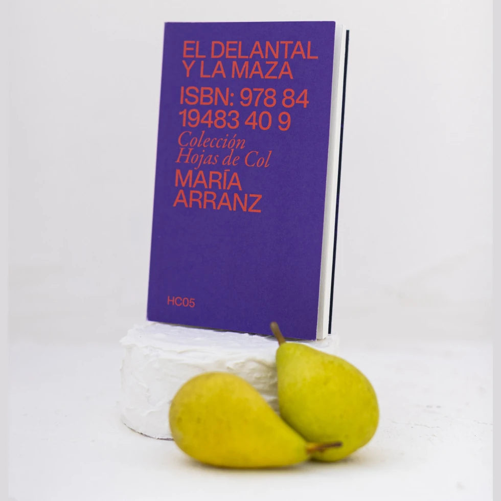 Libro sobre el feminismo y la cocina sobre un queso fresco y unas peras