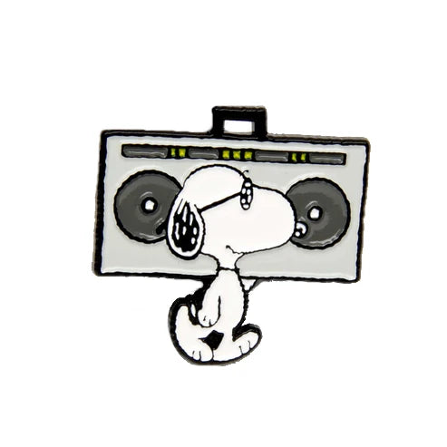 pin de snoopy con gafas de sol y llevando una radio para casettes al hombro