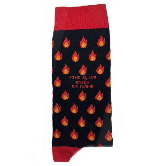 Calcetines tinc el cor encés en flama con fondo negro y patrón de dibujos de llamas