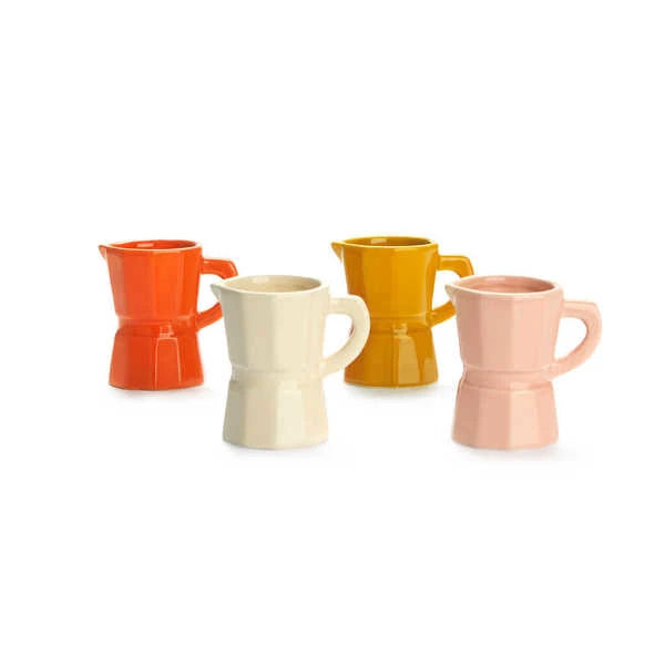 Juego de cuatro tazas de café expreso solo de cerámica de diferentes colores: naranja, blanco, caramel y rosa palo, con el fondo blanco