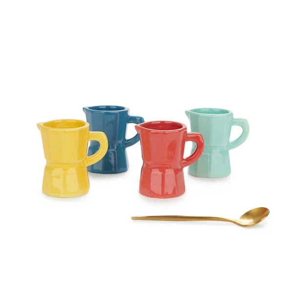 Juego de cuatro tazas de café expreso solo de cerámica de diferentes colores: azul, rosa, amarillo y turquesa junto a una cucharilla de café dorada