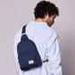 Chico con el slling azul marino de Hindbag en la espalda