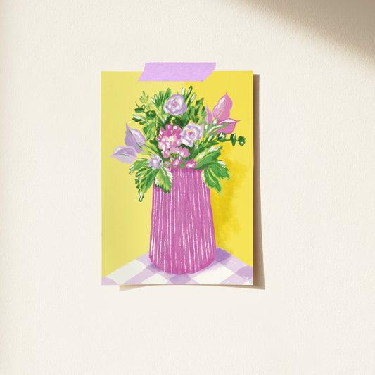 postal de la artista Laura Ortiz de un florero de color morado con flores moradas y rosas sobre fondo amarillo