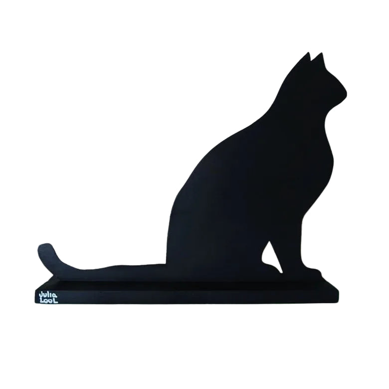 escultura de la artista urbana Julia Lool de un gato negro de perfil en madera y con la firma de la artista en blanco