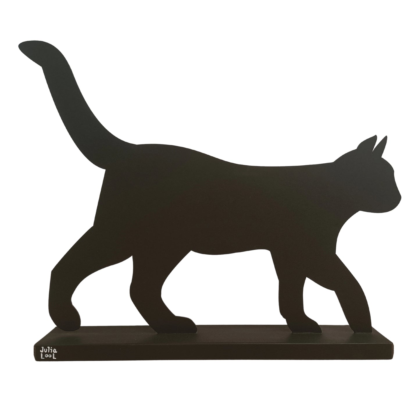 Escultura negra de madera con forma de silueta de gato andando de la artista urbana Julia Lool