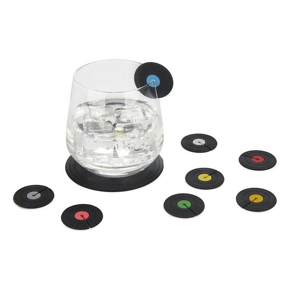 marcacopas en forma de disos de vinilo de colores enganchados al borde del vaso