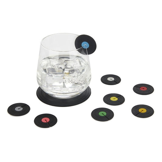 marcacopas en forma de disos de vinilo de colores enganchados al borde del vaso