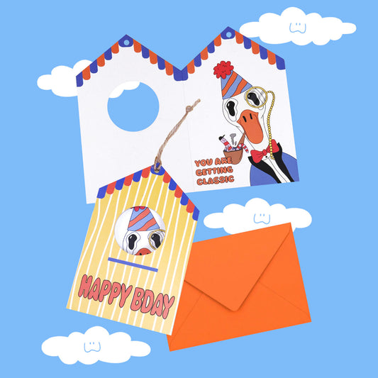 Tarjeta de cumpleaños Happy Bday en amarillo de Miss Feathers, con su sobre a juego