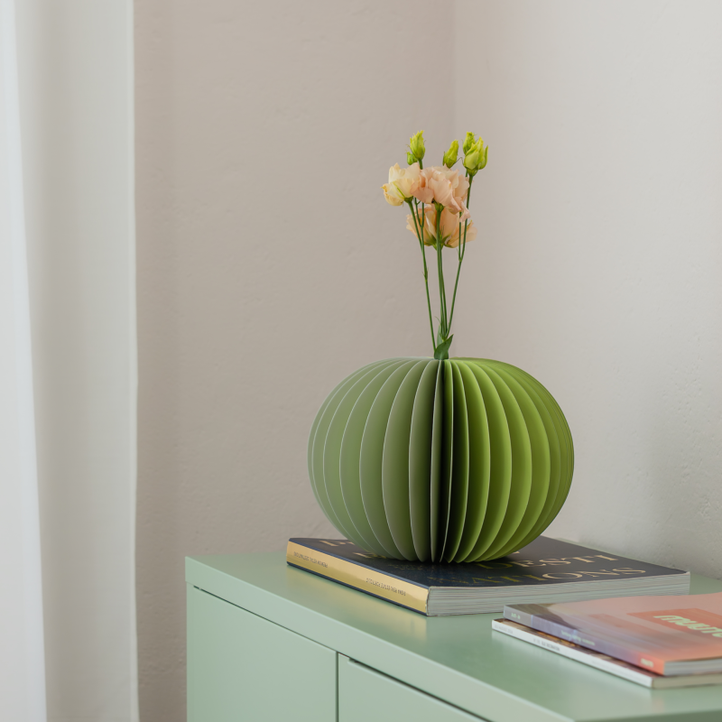 jarron de papel en forma de esfera color sage con plantas dentro