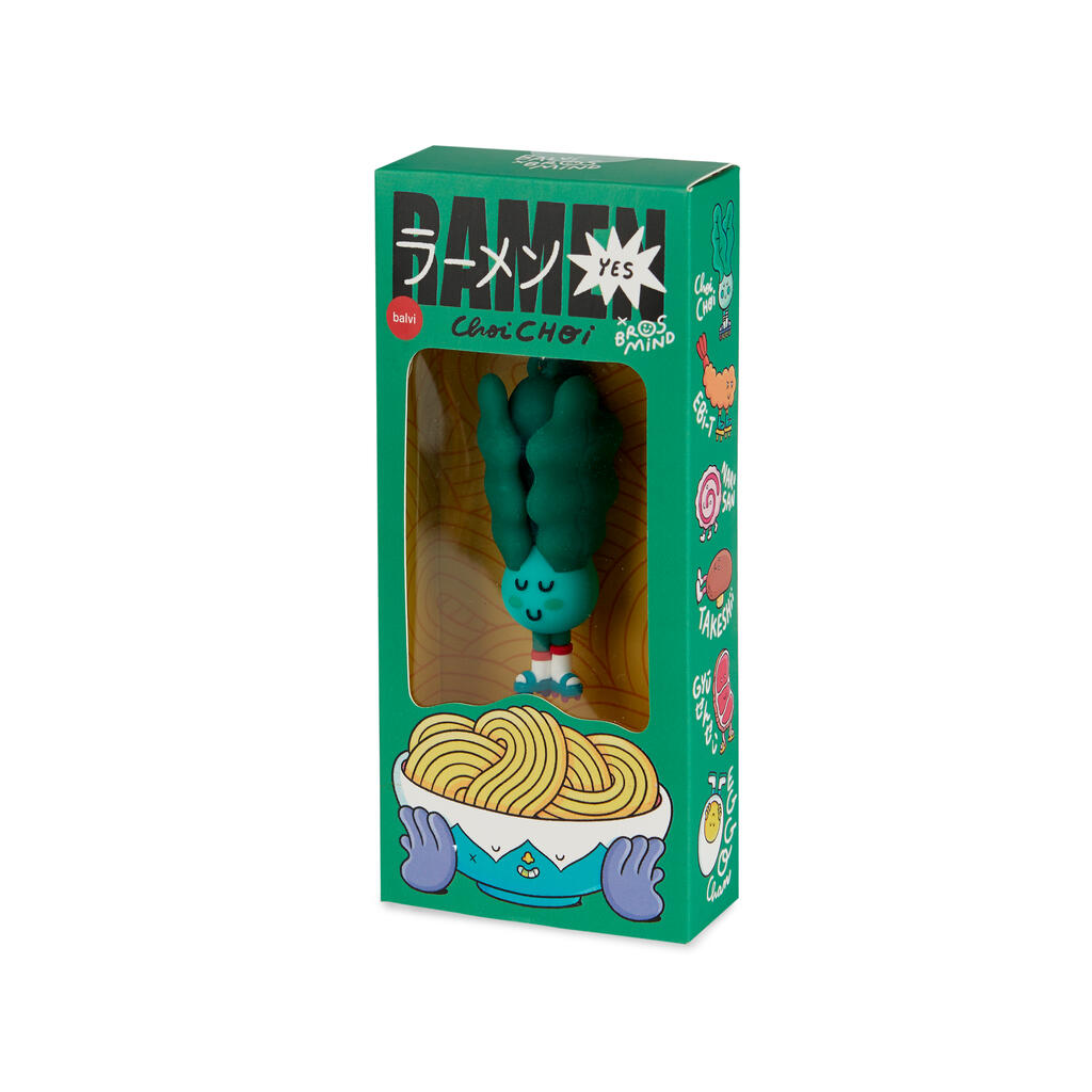 Caja verde con detalles de iágenes del ramen y carácteres japoneses del llavero con forma de Pak Choi en color verde, con cara sonriente, calcetines blancos y patines, 
