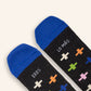 Calcetines eres lo mas negros con signos de suma en varios colores con punta azul
