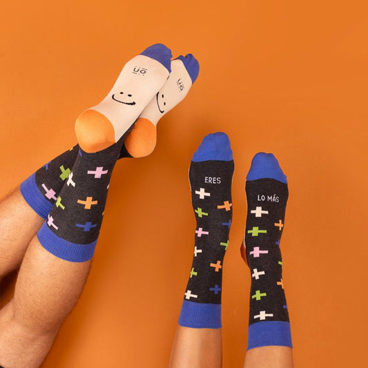 Calcetines eres lo mas negros con signos de suma en varios colores