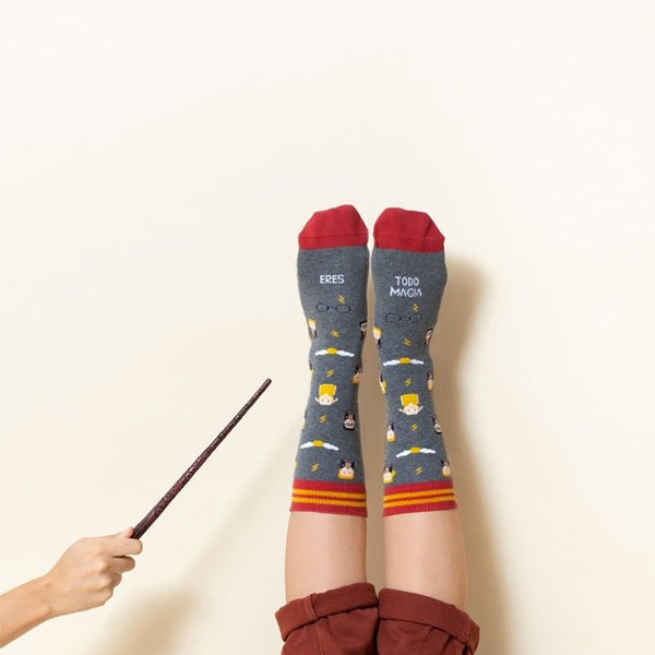Pies al revés y varita mágica apuntando a los calcetines Eres todo magia con estampado de Harry Potter