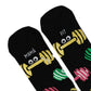 Detalle de los calcetines negros con estampado de pesas de colores con ojos y el mensaje "Mamá Fit"