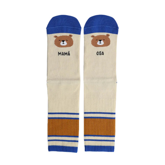 Calcetines para regalar el día de la madre en color beige con la puntera azul, la cara de un oso y el texto "Mamá Osa"
