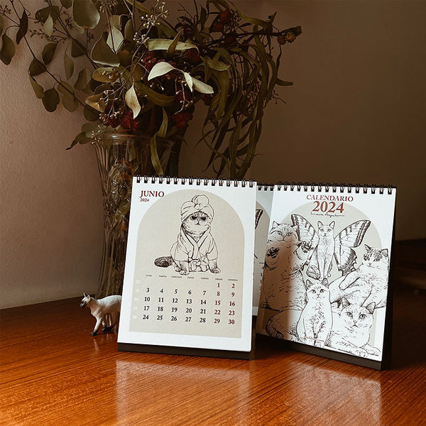 Varias vistas del calendario de mesa de laura agusti con ilustraciones de Gatos