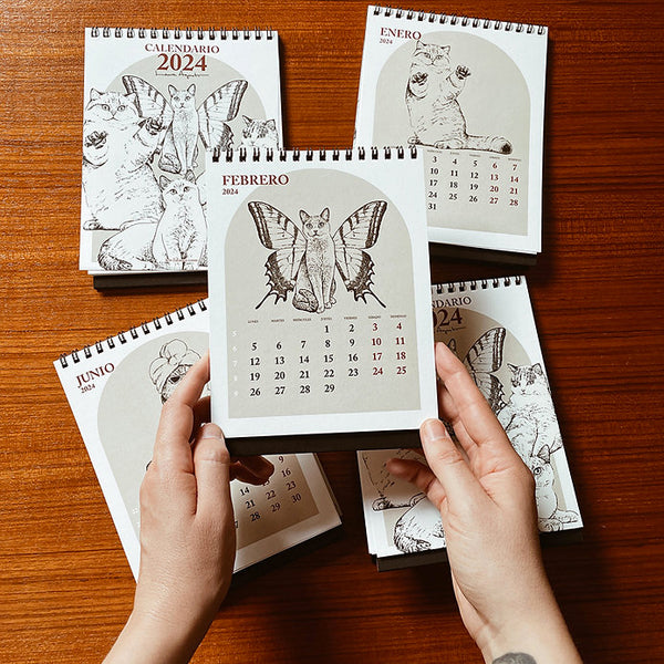 Hojas del calendario de mesa de laura agusti con ilustraciones de Gatos
