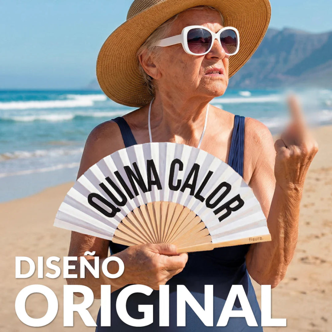 señora en la playa con el abanico de fisura en color blanco de tela y madera con el texto en negro "QUINA CALOR" abierto 