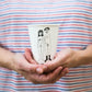 Vaso de cerámica con ilustración de una pareja de chico y chica desnudos tapándose mutuamente los genitales