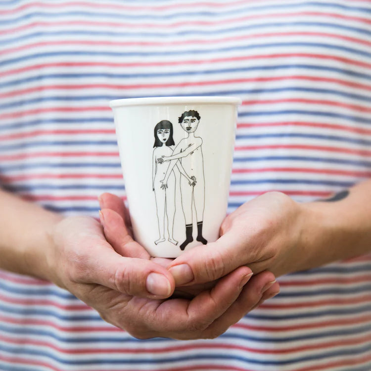 Vaso de cerámica con ilustración de una pareja de chico y chica desnudos tapándose mutuamente los genitales