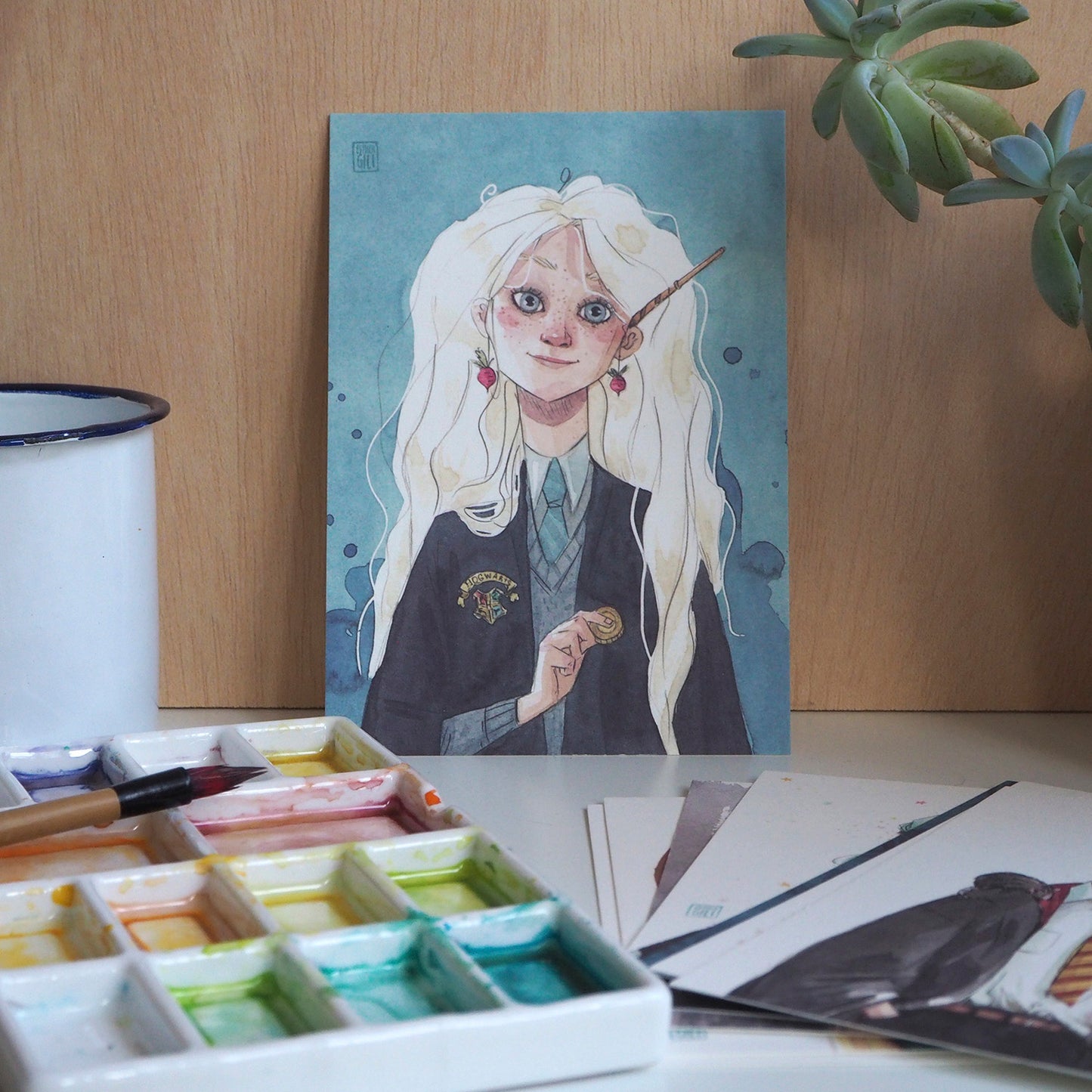 Postal con la ilustración de Esther Gili del personaje Luna Goodwill de la saga de novelas de magia Harry Potter