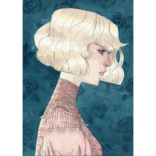 Postal con ilustración de Esther Gili de mujer de pelo blanco con cuello alto y fondo de papel pintado con rosas azules