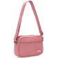 Vista en perspectiva de la bandolera rosa Nino de Hindbag, con detalle del lateral, el bolsillo frontal y la cremallera superior.
